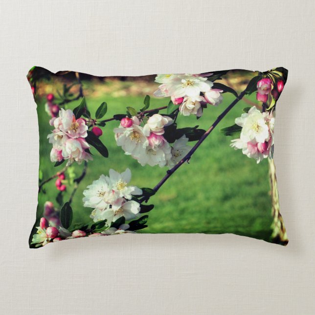 Frühlingsblüten in Rosa und Weiß Dekokissen (Vorderseite)