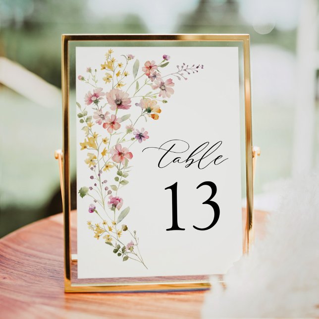 Frühlingsfarbene Wildblume Hochzeit Tischnummer (Wildflower meadow wedding table number sign with soft floral illustration and elegant typography)