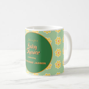 Frühlingsgänseblümchen auf pastellgrünem Salbei Kaffeetasse