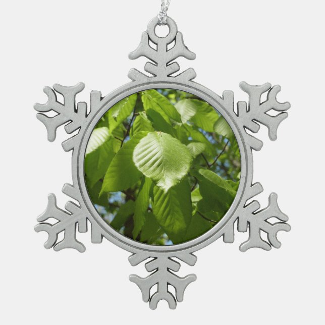 Frühlingshbse Verlasse Grünbäume Schneeflocken Zinn-Ornament (Vorderseite)