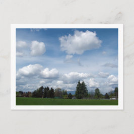 Frühlingspark, blauer Himmel und weiße Wolken Postkarte