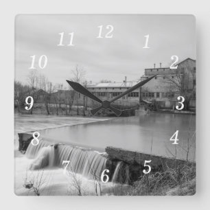 Frühlingstag bei Ozark Mill Graustufen Wall Clock Quadratische Wanduhr