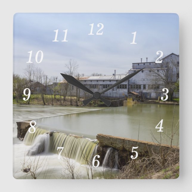 Frühlingstag bei Ozark Mill Wall Clock Quadratische Wanduhr (Vorderseite)