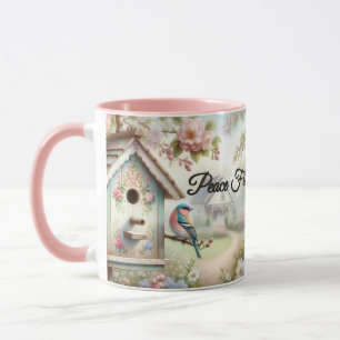 Frühlingstaubenhaus mit pastellfarbenen Blumen und Tasse