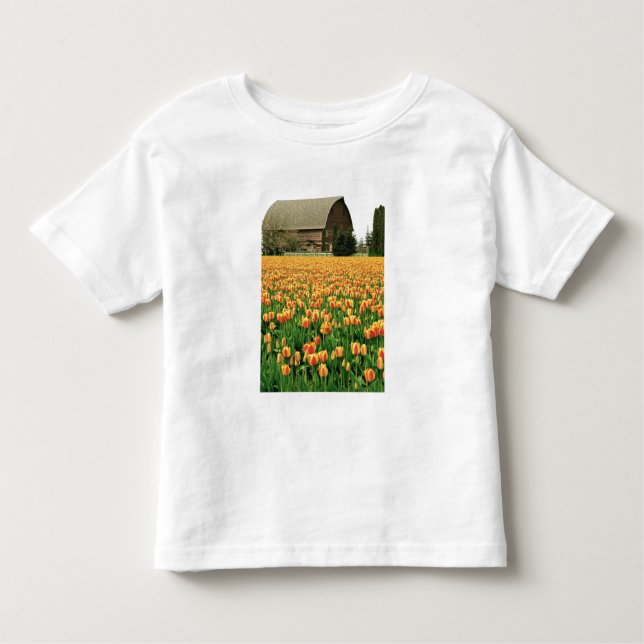 Frühlingstulips blühen vor der alten Scheune. Kleinkind T-shirt (Vorderseite)