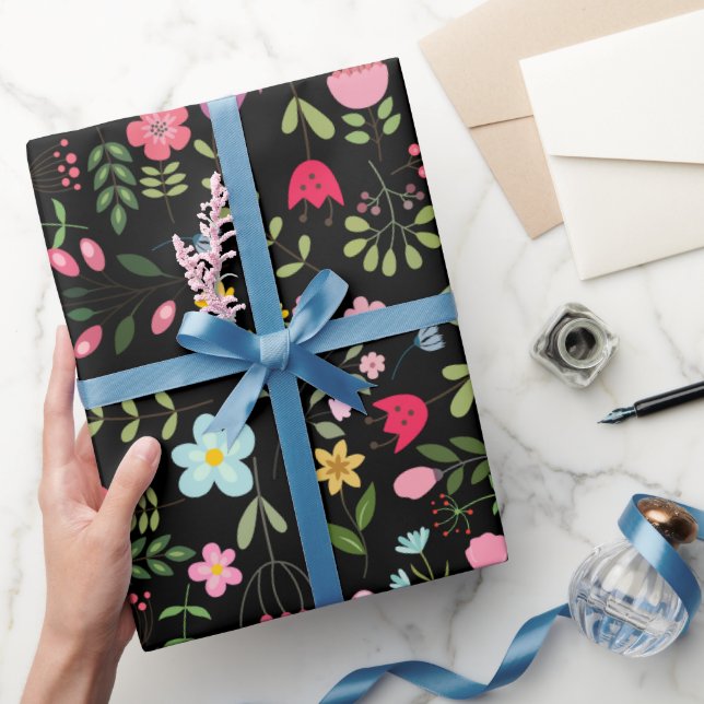 Frühlingswildblumen auf Schwarz Geschenkpapier (Schenken)