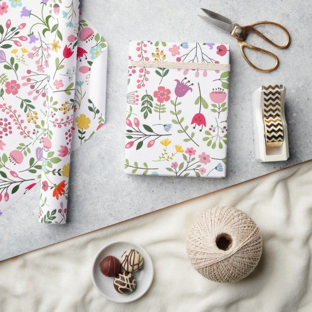 Frühlingswildblumen in Weiß Geschenkpapier (Kunsthandwerk)