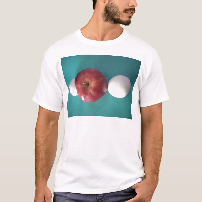 Frühstück Buddies: Zwei Eier $an Apple Still Life T-Shirt (Vorderseite)
