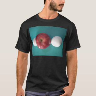 Frühstück Buddies: Zwei Eier $an Apple Still Life T-Shirt