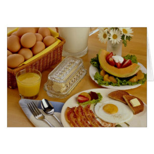 Frühstück von Speck, Eiern und Pitcher