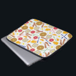 Frühstücks-Nahrungsmittelelektronik-Tasche Laptopschutzhülle<br><div class="desc">Eine Elektroniktasche,  die ein themenorientiertes Muster der Frühstücksnahrung kennzeichnet.  Entwurf besteht Waffeln,  Toast,  Pampelmuse,  Orange,  Orangensaft,  Gabeln,  Messern,  Speck und aus Eiern.</div>