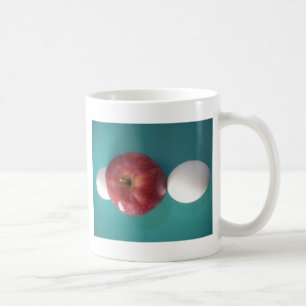 Frühstücksfreunde: Zwei Eier und ein Apfel-Stillle Kaffeetasse