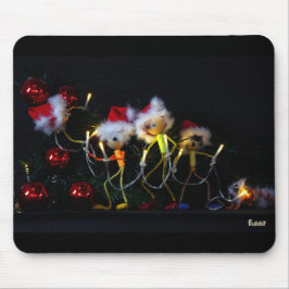 Fubby die Kerstverlichting in de Kerstboom hangen. Mousepad