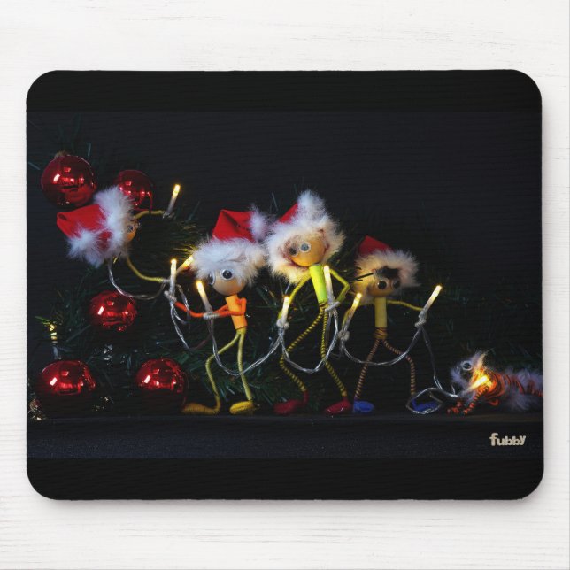 Fubby die Kerstverlichting in de Kerstboom hangen. Mousepad (Vorne)