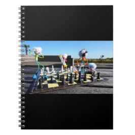 Fubby die schaakspel spelen. notizblock