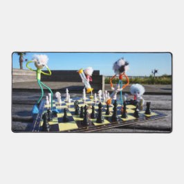 Fubby die schaakspel spelen. schreibtischunterlage