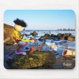 Fubby met flessenpost aan de kust. mousepad