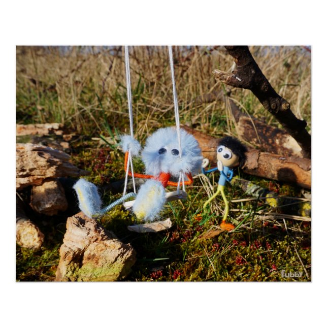 Fubby monster op de schommel. poster (Vorderseite)