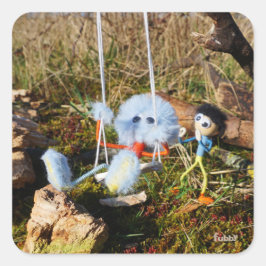 Fubby monster op de schommel. quadratischer aufkleber