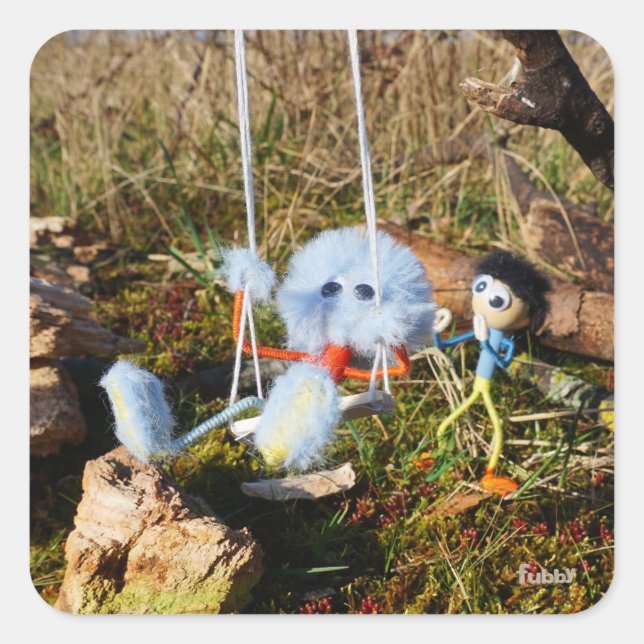 Fubby monster op de schommel. quadratischer aufkleber (Vorderseite)