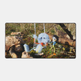 Fubby monster op de schommel. schreibtischunterlage