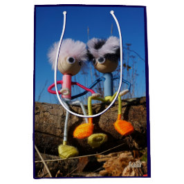 Fubby paartje dat romantisch verliefd zitten. mittlere geschenktüte