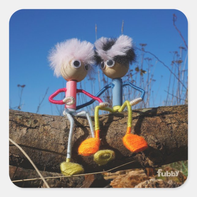 Fubby paartje dat romantisch verliefd zitten. quadratischer aufkleber (Vorderseite)