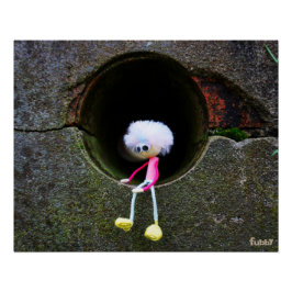 Fubby poppetje dat in een muur zit. poster