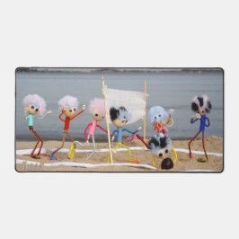 Fubby poppetjes die beach volleybal spelen. schreibtischunterlage