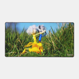 Fubby poppetjes die dansen met Narcissenjurk. Schreibtischunterlage