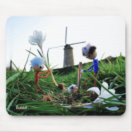 Fubby's bij een molen planten een krokus bol. mousepad