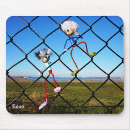 Fubby's die een hek beklimmen. mousepad