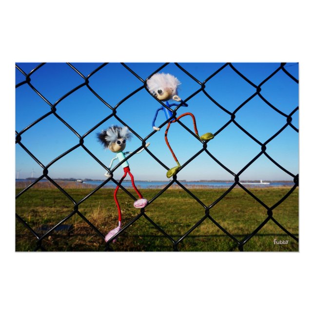 Fubby's die een hek beklimmen. poster (Vorderseite)