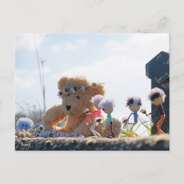 Fubby's die madeliefjes naar een Beer brengen. Postkarte (Vorderseite)
