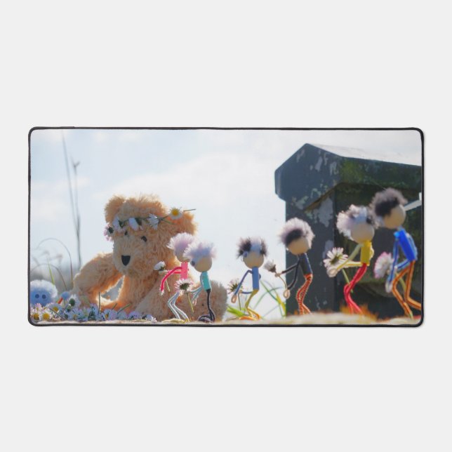 Fubby's die madeliefjes naar een Beer brengen. Schreibtischunterlage (Vorderseite)