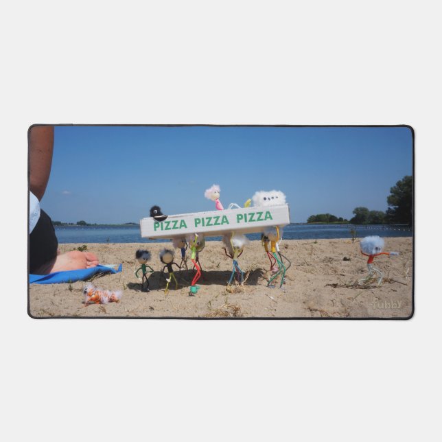 Fubby's die op het strand een pizza stelen. schreibtischunterlage (Vorderseite)