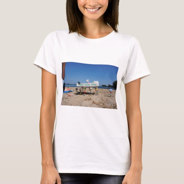 Fubby's die op het strand een pizza stelen. T-Shirt (Vorderseite)