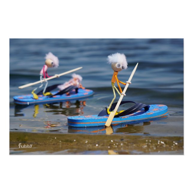 Fubby's op peddelboard dat een teenslipper is. poster (Vorderseite)