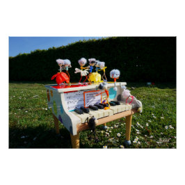 Fubby's op piano die muziek maken en dansen. poster