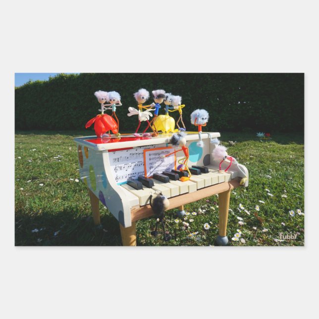 Fubby's op piano die muziek maken en dansen. rechteckiger aufkleber (Vorderseite)