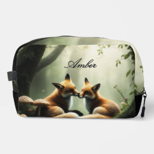 Fuchs kuschelt im nebligen Wald Personalisiert  Waschbeutel