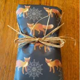 Füchse mit riesigen Schneeflocken auf dunkelblau Geschenkpapier