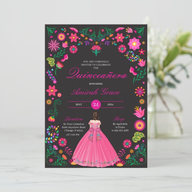 Fuchsia & Black Embroidery Quinceañera Einladung (Stehend Vorderseite)