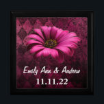 Fuchsia Gerber Daisy Wedding Anniversary Juwelier Geschenkbox<br><div class="desc">Die Personalisierte Schmuckbox oder die Gedächtnisbox - Elegante Weihnachtsgeschenke zum Geburtstag oder Valentinstag Geschenke zum Hochzeitsfeiern - im Custom Designer für Black Lacquer aufbewahren</div>