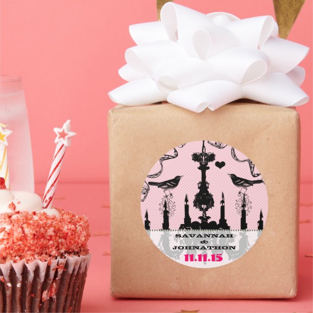 Fuchsia Pink Vintag Chandelier Bird Wedding Runder Aufkleber (Party)