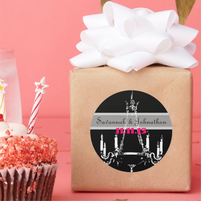 Fuchsia Pink Vintage Kronleuchter Hochzeitsticker Runder Aufkleber (Party)