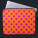 Fuchsia-Polka-Punkte auf Orange Laptopschutzhülle<br><div class="desc">Fuchsia-Polka-Punkte auf Orange</div>