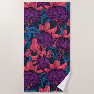 Fuchsien in blau und lila strandtuch