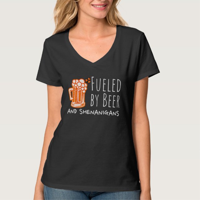 Fueled By Beer And Shenanigans Irish Shamrock St P T-Shirt (Vorderseite)