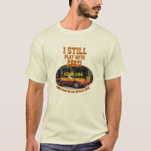 Fügen Sie den Namen, sein Auto-Foto, Text hinzu, i T-Shirt